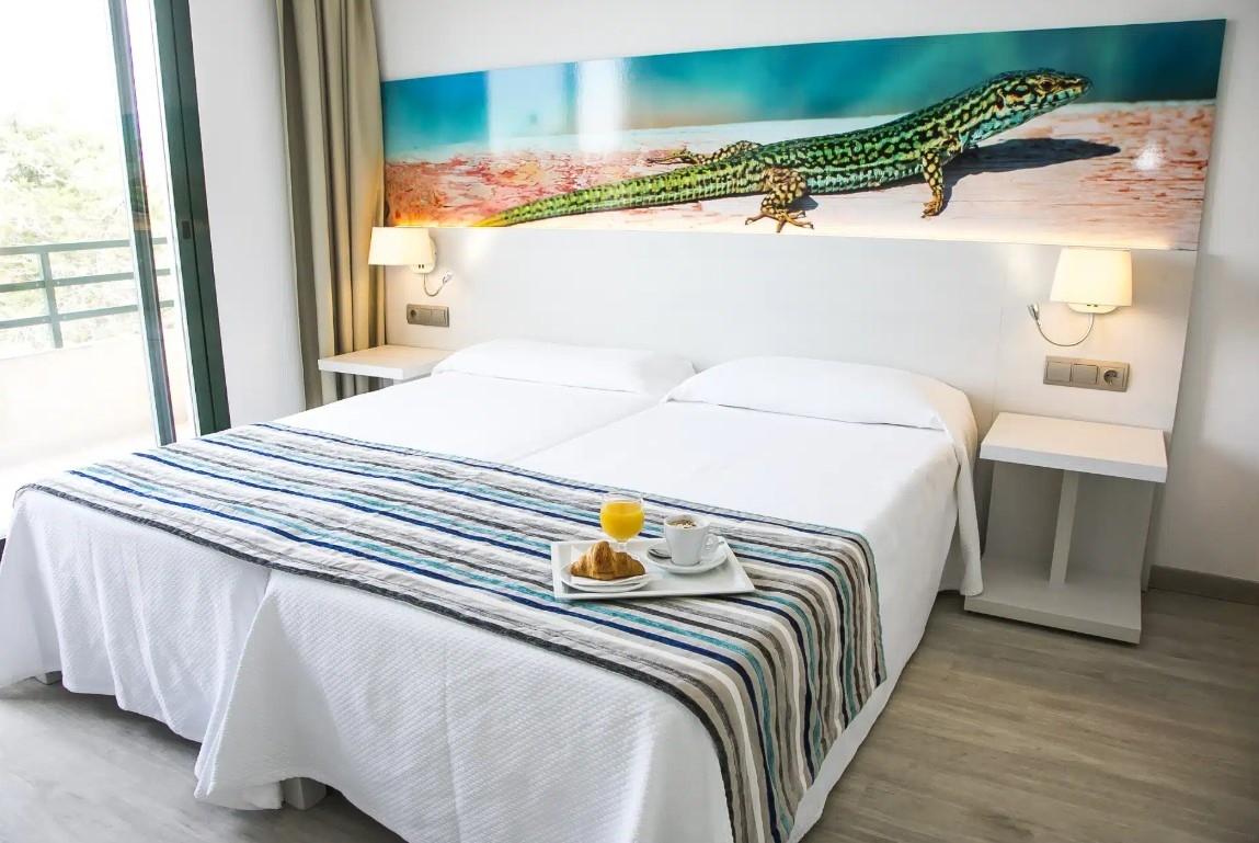 Hostal Rosales Es Pujols Exteriör bild