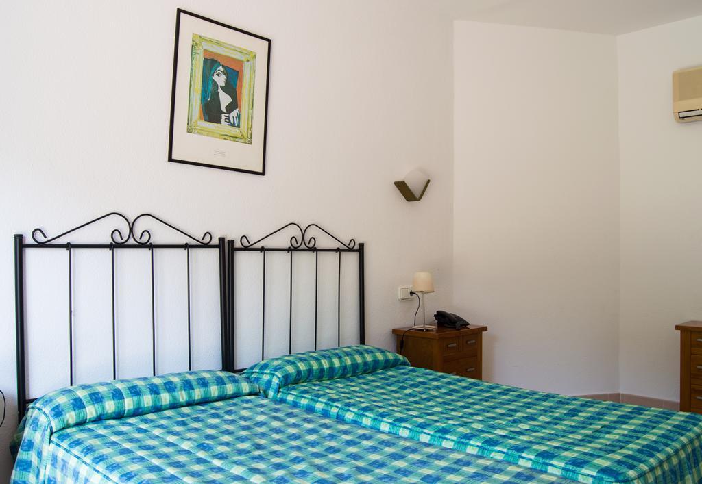 Hostal Rosales Es Pujols Exteriör bild